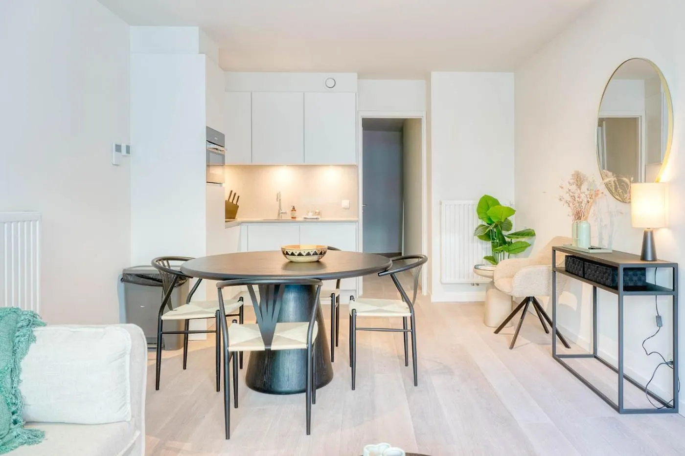 Cozy 5-Person Apartment Near The Beach In Oostende  Остенде
